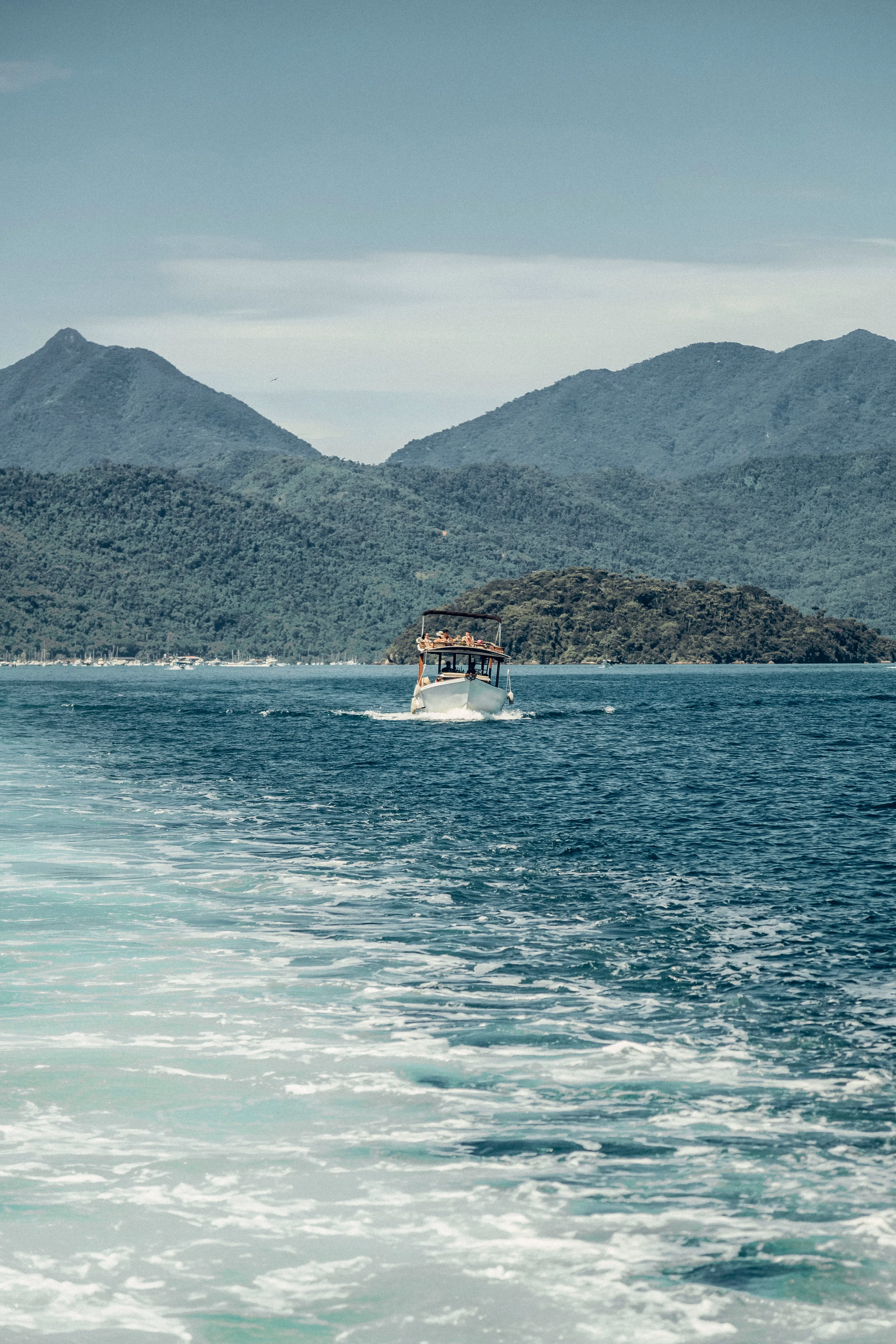 Boats depart from Vila do Abraão to Angra dos Reis and Conceição de Jacareí throughout the day.