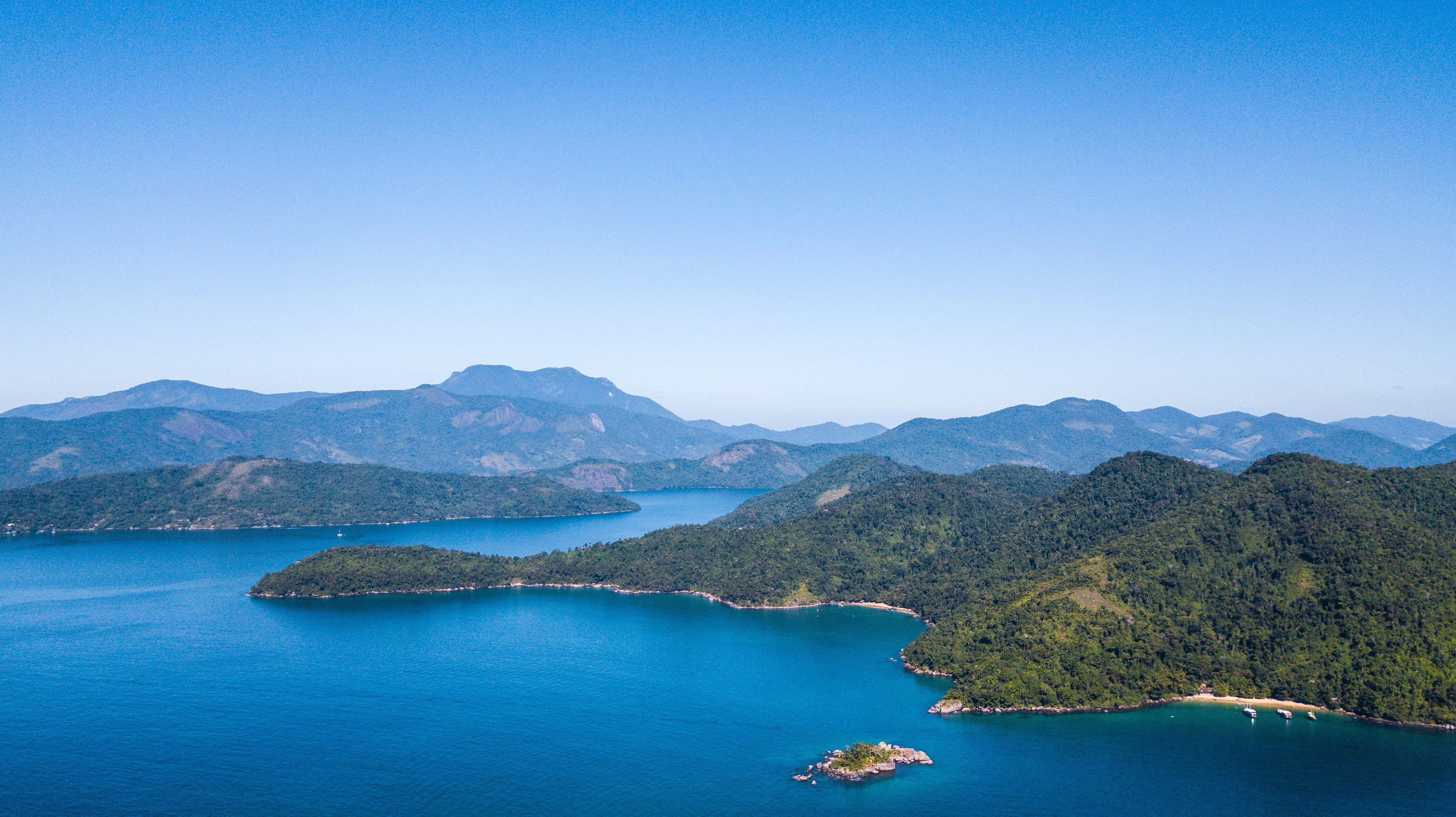 However you choose to travel, the Costa Verde views are part of the trip.