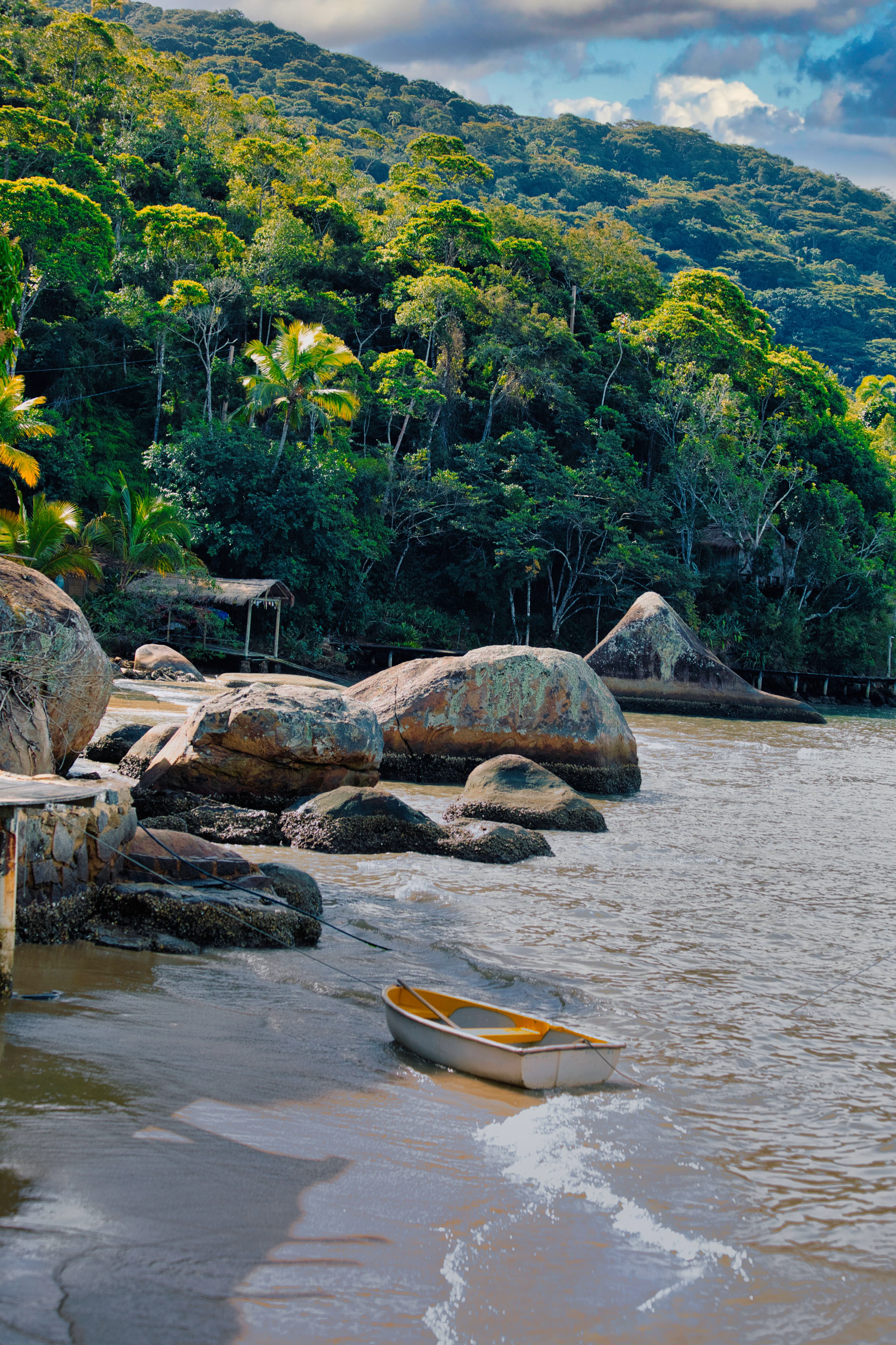 Traditional Caiçara communities continue to live along Saco do Mamanguá's shores.